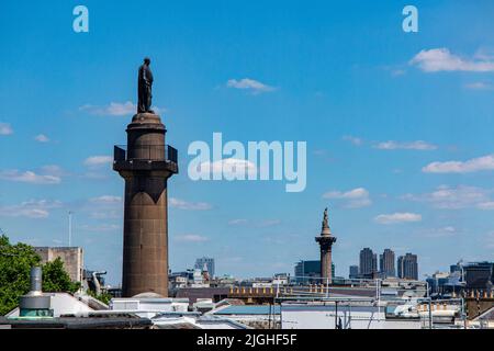 Une vue imprenable sur les gratte-ciel de Londres avec la colonne du duc de York au premier plan et la colonne de Nelson à Trafalgar Square au loin Banque D'Images