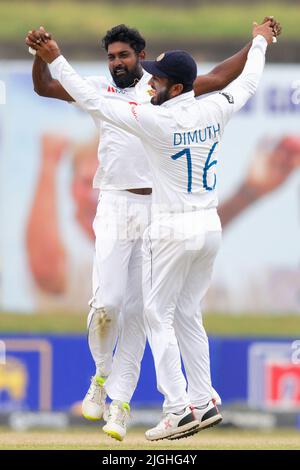 Galle, Sri Lanka. 11th juillet 2022. Le Prabath Jayasuriya du Sri Lanka célèbre avec son coéquipier Dimuth Karunaratne au cours des 4th jours du match de cricket de 2nd entre le Sri Lanka et l'Australie au stade international de cricket de Galle à Galle, le 11th juillet 2022. Viraj Kothalwala/Alamy Live News Banque D'Images