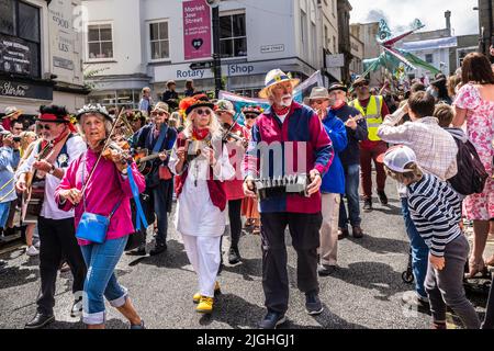 La bande de Golowan dans le cadre de la parade de la journée de Mazey dans le cadre du festival de Golowan à Penzance, en Cornouailles, au Royaume-Uni. Banque D'Images