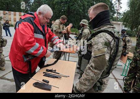 Un homme pratique la manipulation d'un fusil au cours d'un exercice d'armes à feu organisé dans le cadre de séances de formation régulières en vue de la protection à grande échelle et de la défense territoriale de la capitale ukrainienne, l'Ukraine, le 8 juillet 2022. Photo de Hennadii Minchenko/Ukrinform/ABACAPRESS.COM Banque D'Images