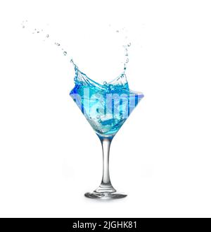 cocktail bleu éclaboussant d'un verre isolé sur fond blanc Banque D'Images