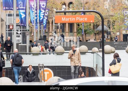 Les personnes qui entrent et quittent la gare de métro Martin place dans le centre de Sydney, en Australie, en hiver Banque D'Images