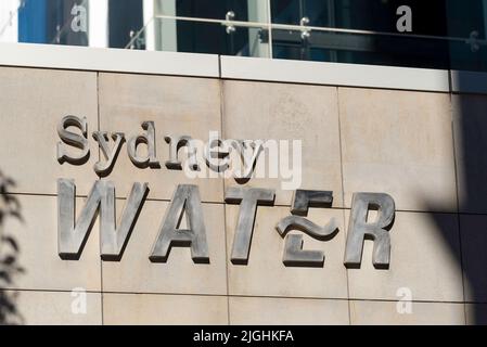 Le logo Sydney Water se trouve sur le côté d'un bâtiment dans la ville de Parramatta, à l'ouest de Sydney, en Australie Banque D'Images