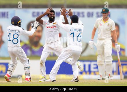 Galle, Sri Lanka. 11th juillet 2022. Le Prabath Jayasuriya du Sri Lanka célèbre avec ses coéquipiers après avoir pris le cricket de Marnus Labuschagne en Australie pendant les 4th jours du match de cricket test de 2nd entre le Sri Lanka et l'Australie au stade international de cricket de Galle, à Galle, le 11th juillet 2022. Viraj Kothalwala/Alamy Live News Banque D'Images