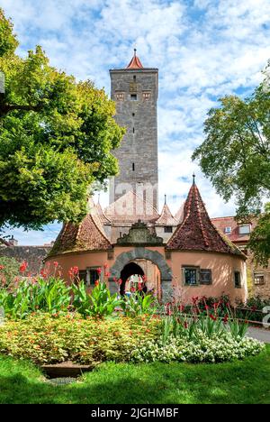 Porte fortifiée du château dans la vieille ville médiévale de Rothenburg ob der Tauber dans la région de Franconie en Bavière en Allemagne Banque D'Images