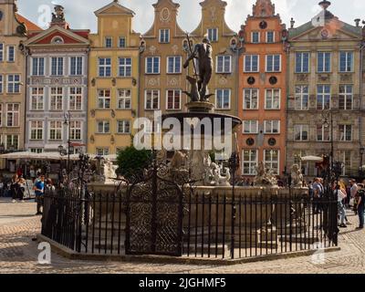 Gdańsk, Pologne - Mai 2019 : un gros plan pour la statue de Neptune avec des maisons historiques colorées en arrière-plan. Gdansk, Europe de l'est Banque D'Images