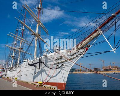 Gdynia, Pologne - Mai, 2019: Formation polonaise grand navire Dar Pomorza (cadeau de Pomerania) - maintenant navire de musée dans le port de Gdynia. Europe de l'est. Banque D'Images