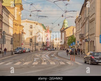 Cracovie, Pologne - 2021 mai : rails de tramway et traction électrique pour les tramways dans la rue historique de Cracovie, Pologne. Europe Banque D'Images