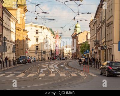 Cracovie, Pologne - 2021 mai : rails de tramway et traction électrique pour les tramways dans la rue historique de Cracovie, Pologne. Europe Banque D'Images