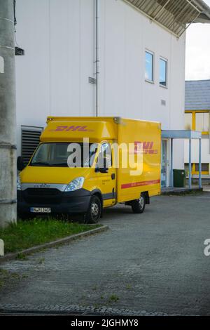 Oberkirch, Allemagne - 27 mai 2022: PARKING de la fourgonnette postale IVECO DHL près de l'entrepôt dans la ville allemande Banque D'Images