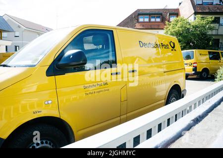 Oberkirch, Allemagne - 27 mai 2022: Gros plan de la porte conducteur de la fourgonnette jaune Volkswagen électrique avec le logotype Deutsche post DHL - le Groupe courrier et logistique Banque D'Images