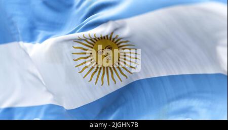 Vue rapprochée du drapeau national de la République Argentine. Pays sud-américain. Tribande horizontale bleu clair (haut et bas) et blanc avec Banque D'Images