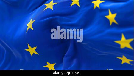 Vue rapprochée du drapeau de l'Union européenne qui agite dans le vent. L'Union européenne est une Union politique et économique de 27 États membres Banque D'Images