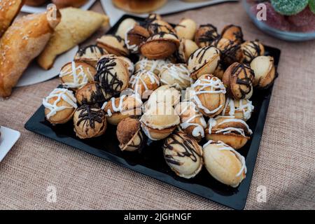Les cookies dans une forme de noix avec la crème de lait condensé Banque D'Images