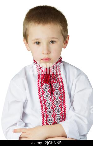 Enfant slave dans une chemise brodée. Portrait d'un garçon d'âge préscolaire en vêtements nationaux biélorusses ukrainiens. Banque D'Images