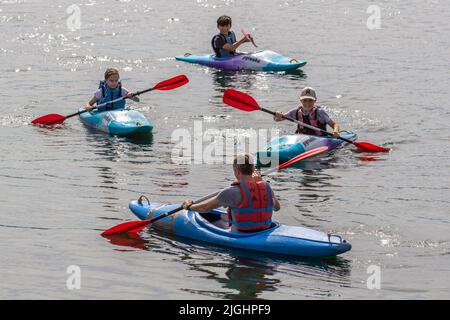 Southport, Merseyside. Météo Royaume-Uni 11 juillet 2022. Enfants ayant un temps d'éclaboussure. Kayakistes participant à des activités sportives juniors d'été avec l'organisation de canoë d'Aquaventure et de kayak de Pyranha à Marine Lake tandis que des températures chaudes de 33 degrés Celsius sont prévues. Crédit ; MediaWorld Images/AlamyLiveNews Banque D'Images