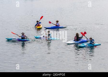 Southport, Merseyside. Météo Royaume-Uni 11 juillet 2022. Enfants ayant un temps d'éclaboussure. Kayakistes participant à des activités sportives juniors d'été avec l'organisation de canoë d'Aquaventure et de kayak de Pyranha à Marine Lake tandis que des températures chaudes de 33 degrés Celsius sont prévues. Crédit ; MediaWorld Images/AlamyLiveNews Banque D'Images