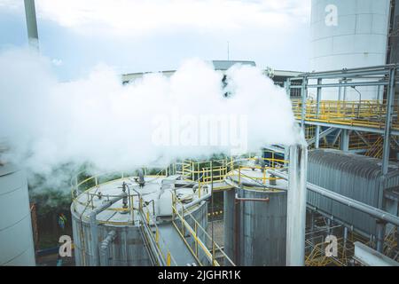 Conduite de tuyaux de fumée de vapeur de soufflage dans l'usine de pétrole brut, l'usine de raffinerie, l'usine de pétrole et de gaz pendant l'exploitation Banque D'Images
