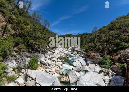 La rivière Yuba en Californie et son lit rocheux. Banque D'Images