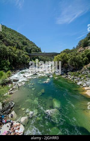 La rivière Yuba en Californie et son lit rocheux. Banque D'Images