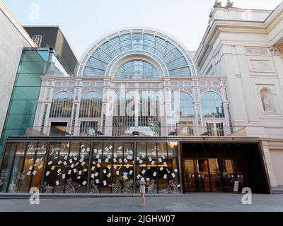 Londres, Grand Londres, Angleterre, 15 juin 2022 : la dame se tient à l'extérieur de l'entrée de l'Opéra royal dans le quartier du jardin du couvent. Banque D'Images