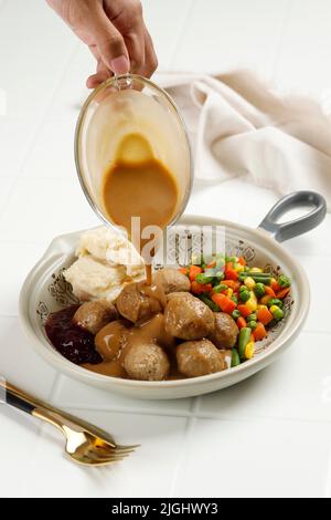 Délicieux boulettes de viande suédoises maison Kottbullar avec sauce à la crème de champignons, mélange de légumes à la coque et confiture de fruits rouges, sauce aux champignons Banque D'Images