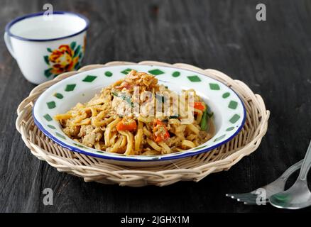 Bakmie Jawa Nyemek ou Mie Nyemek, soupe de Noodle javanaise populaire de Yogyakarta, Indonésie. Nouilles de recettes traditionnelles sucrées et salées Banque D'Images