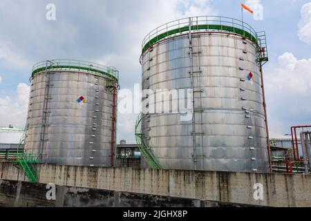 Industrie chimique stockage de réservoir ferme isolant le réservoir dans la tempête de nuages. Banque D'Images