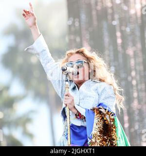 Long Beach, États-Unis. 10th juillet 2022. LONG BEACH, LOS ANGELES, CALIFORNIE, États-Unis - JUILLET 10 : la chanteuse mexicaine Paulina Rubio se produit sur la scène Fiesta Caliente lors de la parade et du festival annuel de la fierté de long Beach 39th qui se tient à la marina de long Beach Shoreline sur 10 juillet 2022 à long Beach, Los Angeles, Californie, États-Unis. (Photo de Xavier Collin/image Press Agency) Credit: Image Press Agency/Alay Live News Banque D'Images