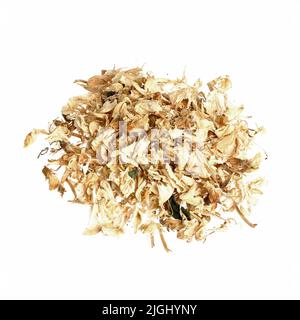 Fleurs d'acacia séchées isolées sur blanc. Gros plan sur les herbes. Banque D'Images