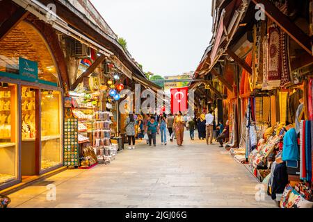 Istanbul, Turquie - 29 mai 2022: Bazar à Istanbul avec les gens. C'est un des marchés en Turquie Banque D'Images