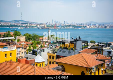 Vue sur les toits de la vieille ville et la mer au lever du soleil à Istanbul, Turquie. Banque D'Images