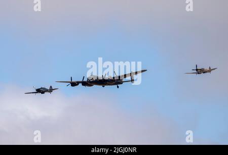 Un ouragan et un Spitfire de la RAF bordent un bombardier Lancaster formant le vol commémoratif de la bataille d'Angleterre, qui s'affiche au Southport Air Show, Merseyside, au Royaume-Uni Banque D'Images