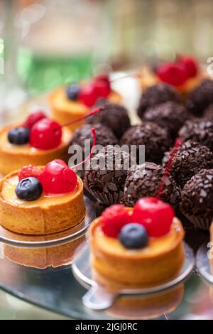 Des desserts frais, appétissants, sucrés et rapprochés sur une table de buffet festive décorée Banque D'Images