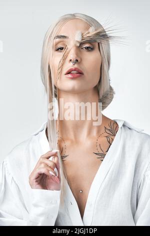 Theres beauté dans la simplicité. Photo en studio d'une jeune femme attrayante posant sur un fond blanc. Banque D'Images