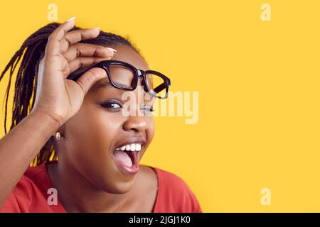 Portrait d'une femme afro-américaine heureuse qui se fait l'œil sur le fond de l'espace de copie Banque D'Images
