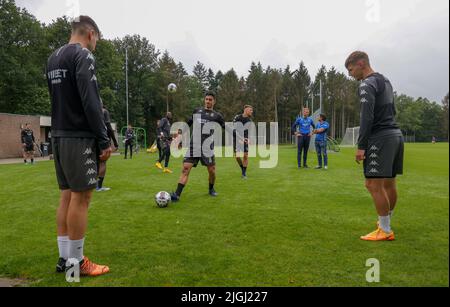 Stefan Knezevic de Charleroi, Stelios Andreou de Charleroi et Nauris Petkevicius de Charleroi photographiés lors d'une séance de formation de l'équipe belge de football de première division Sporting Charleroi avant la saison 2022-2023, le lundi 11 juillet 2022 à Garderen, aux pays-Bas. BELGA PHOTO VIRGINIE LEFOUR Banque D'Images