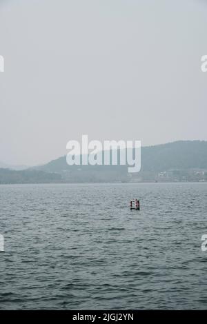 Un plan vertical du plan d'eau avec des montagnes en arrière-plan Banque D'Images