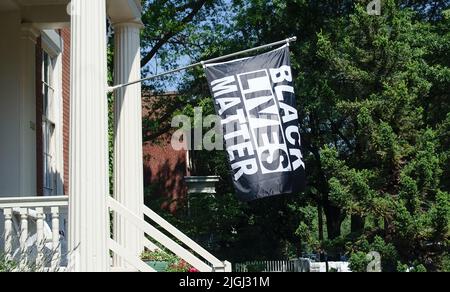 Un militantisme Black Lives Matter drapeau suspendu sur le côté d'une maison Banque D'Images