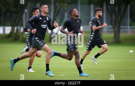 Jason Dalle molle de Charleroi, Jackson Tchatchoua de Charleroi et Ali Gholizadeh de Charleroi photographiés en action lors d'une séance de formation de l'équipe belge de football de première division Sporting Charleroi avant la saison 2022-2023, le lundi 11 juillet 2022 à Garderen, aux pays-Bas. BELGA PHOTO VIRGINIE LEFOUR Banque D'Images