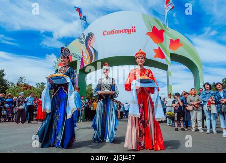 Kazan, Russie. 19 juin 2022. Célébration de Sabantuy. Un festival folklorique de travail sur le terrain, Tatar et Bashkir. Festival national de printemps. Belles filles en costumes nationaux à l'entrée de Sabantuy Banque D'Images