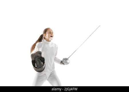 Jeune fille, tireur en costume blanc d'escrime posant avec le rappeur isolé sur fond blanc. Sport, jeunesse, passe-temps, réalisations, objectif. Banque D'Images