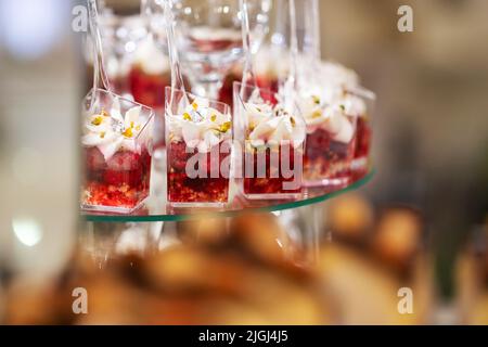 Des desserts frais, appétissants, sucrés et rapprochés sur une table de buffet festive décorée Banque D'Images