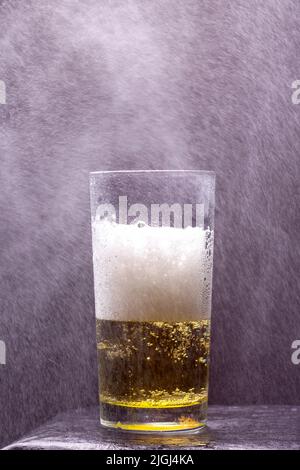 Un verre de bière fraîche avec de la mousse et des bulles dans le spray. Oktoberfestbier Banque D'Images