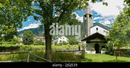 L'église de l'Esprit Saint (Chiesa dello Spirito Santo) construite au 15th siècle dans la ville alpine italienne d'Arta terme Banque D'Images