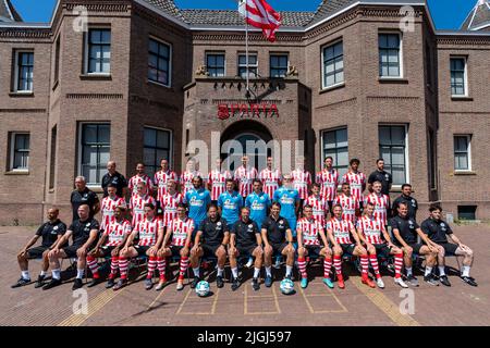 ROTTERDAM, PAYS-BAS - JUILLET 8 : l'équipe de Sparta Rotterdam, rangée arrière de gauche à droite ; Ben Wessels, Mo Tahiri, Mario Engels, Omar Rekik, Adil Auassar, Mike Eerdhuijzen, Reda Kharchouch, Sven Mijnans, Bart Vriends, Charles-Andres Brym, Bas Nagtegaal, rangée du milieu; Ronald Hanstede, Mica Pinto, Delano Vianello, Jason Meerstadt, Ishan Kort, Tim Coremans, Nick Olij, Youri Schoonderwaldt, Patrick Brouwer, Achraf Madi, Laurent Jans, Dino Nunes, Première rangée; Wesley Lisboa, entraîneur de gardien de but Frank Kooiman, Jason Lokilo, Dirk Abels, Jeremy van Mullem, entraîneur adjoint Nourdin Boukhari, entraîneur Maurice Steij Banque D'Images