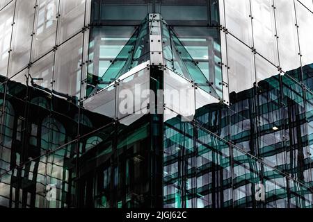 Etude abstraite architecturale, avec verre, acier et réflexions. Nuances de noir, blanc et turquoise. Banque D'Images