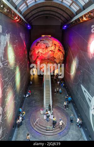 Londres, Royaume-Uni - 10th juin 2017 : The Earth Hall of the Natural History Museum, Londres, où et l'escalier roulant emmène les visiteurs à travers un globe métallique géant. Banque D'Images