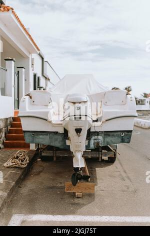 Un cliché vertical d'un bateau à moteur sur une route couverte d'une couverture blanche Banque D'Images