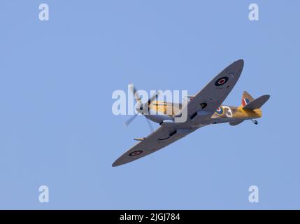 Un Spitfire MKVB BM597 issu du vol commémoratif de la bataille de Grande-Bretagne, au Southport Air Show à Southport, Merseyside, Royaume-Uni Banque D'Images